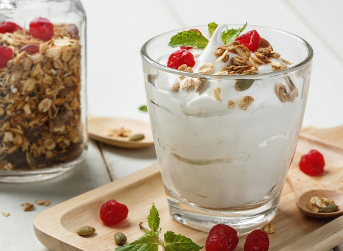 Gelato allo yogurt e muesli con frutti rossi